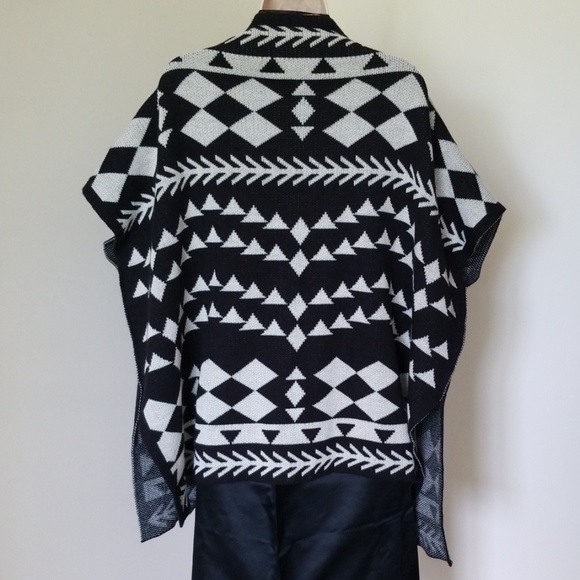 Mudd Poncho Shoulder Throw In Black & White Shawl - Picture 5 of 8
